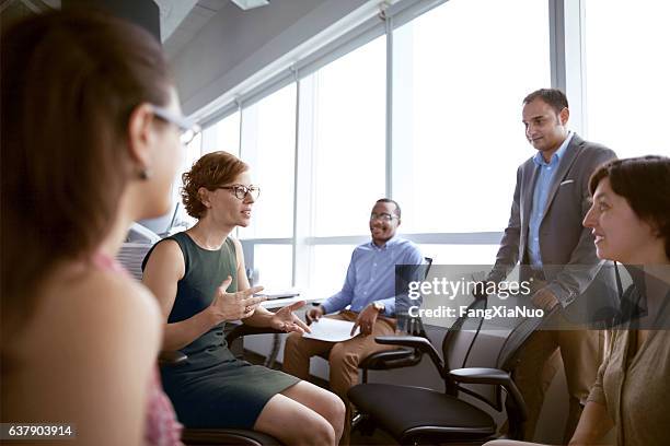 mujer madura hablando con colegas de negocios en el cargo - the bigger picture fotografías e imágenes de stock