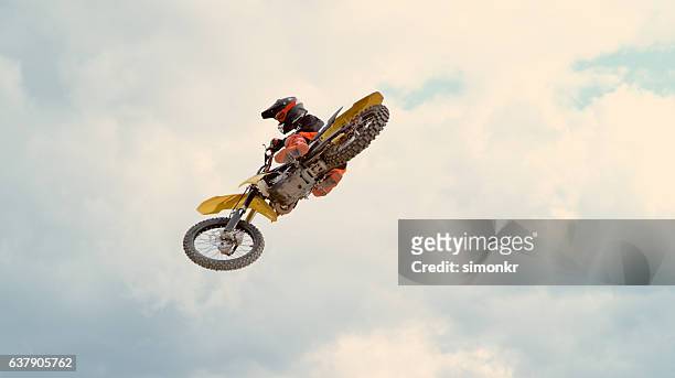 reiten ein motorrad - the moto x film experience stock-fotos und bilder