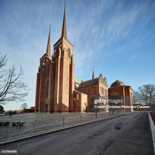 roskilde cathedral - first gothic cathedral built of brick in scandinavia - kathedraal van roskilde stockfoto's en -beelden