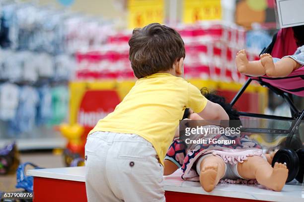 piccolo ragazzo shopper al supermercato - bambola giocattolo foto e immagini stock