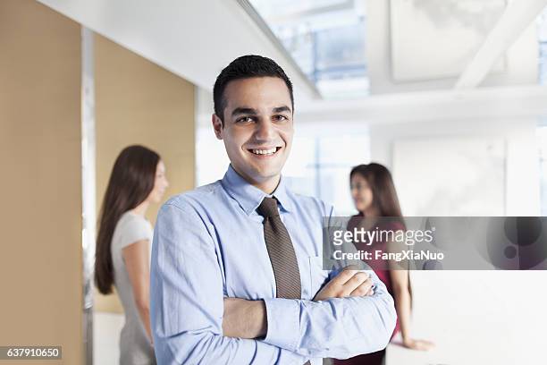 porträt eines jungen mannes im büro - smiling tie stock-fotos und bilder