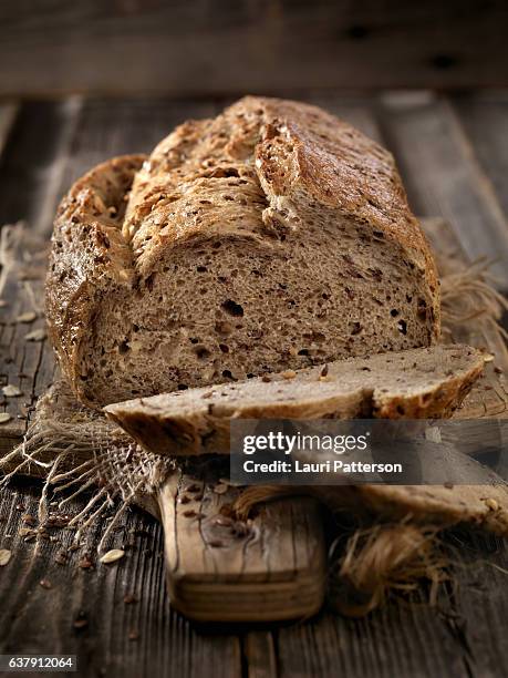 9 getreide handwerker brot laib - weizenvollkorn stock-fotos und bilder