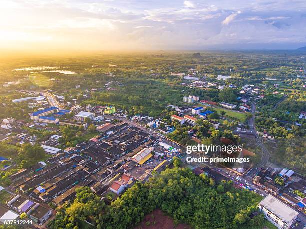 luftbild urban stadt im süden von thailand und asien - south asian man stock-fotos und bilder