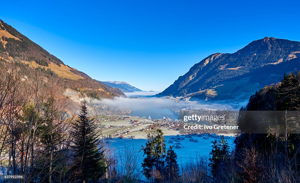 Malerischer Panoramablick auf den Lungernsee in den Schweizer Berner Alpen