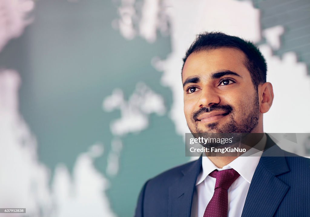 Retrato de empresaria en habitación con mapa en la pared