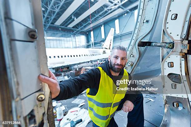 flugzeugingenieur im hangar - airplane hangar stock-fotos und bilder