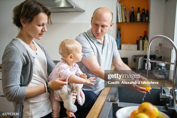 familien-kochfrühstück zusammen - alexandra iakovleva stock-fotos und bilder