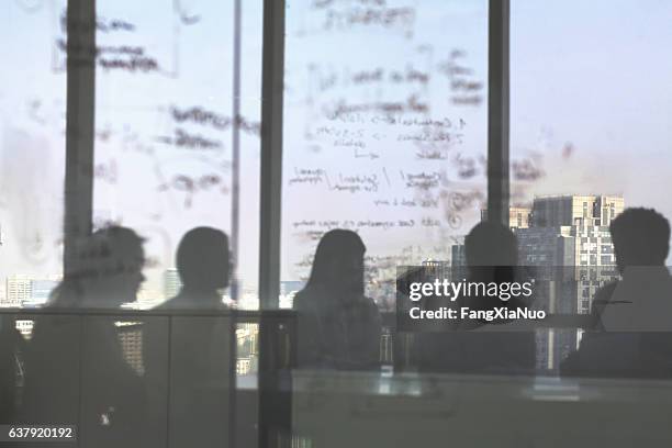 sombras de silueta de la reunión del equipo de negocios en la oficina - directivos fotografías e imágenes de stock