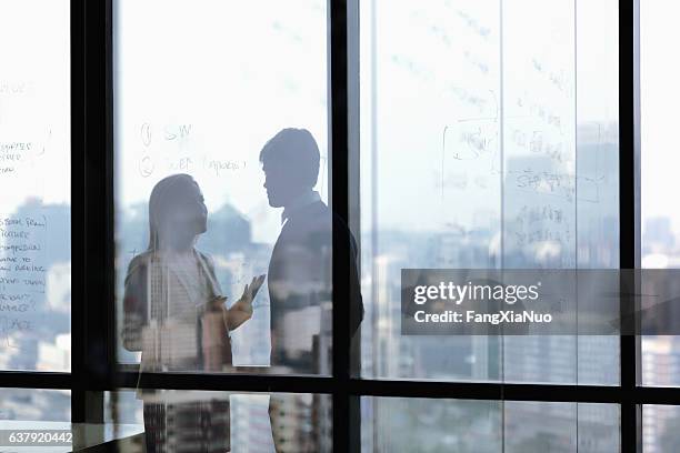 sombras de silueta de gente de negocios hablando en la oficina - relación humana fotografías e imágenes de stock