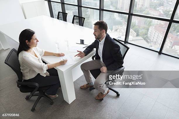 business people talking in office - performance stockfoto's en -beelden