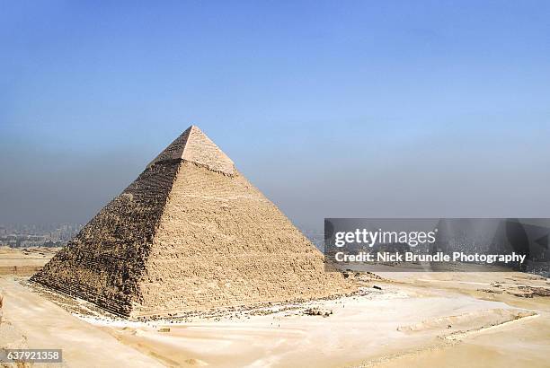 the pyramid of chephren, giza, egypt. - pyramiden von gizeh stock-fotos und bilder