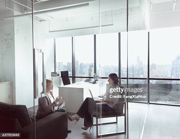 frauen im business office im gespräch - frau business glas modern stock-fotos und bilder