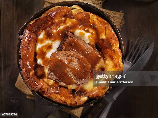 skillet yorkshire pudding with pot roast and mashed potatoes - yorkshirepudding bildbanksfoton och bilder