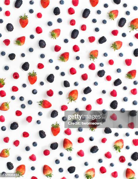 mix berry fruits on white background. - berry stockfoto's en -beelden