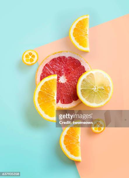 flat lay citrus fruits on graphical background. - sabor amargo fotografías e imágenes de stock