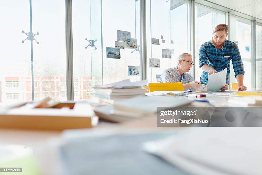 Zwei Männer sprechen über Ideen im Büroplanungsstudio