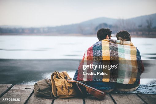 Casal romântico jovem abraçado ao beira do lago no inverno Casal romântico jovem abraçado ao beira do lago no inverno