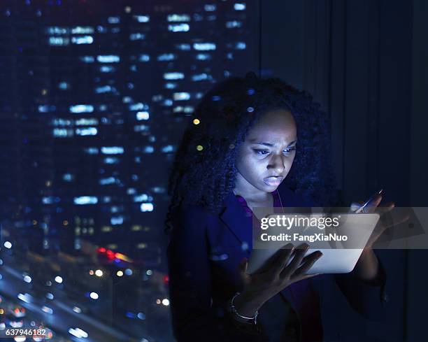 mujer trabajando en tablet por la noche en la oficina - pekín express fotografías e imágenes de stock