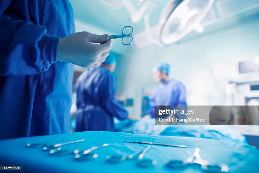 Medici di eseguire l'intervento in ospedale Sala operatoria