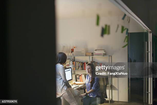 frauen arbeiten nachts im designstudio zusammen - creative agency stock-fotos und bilder