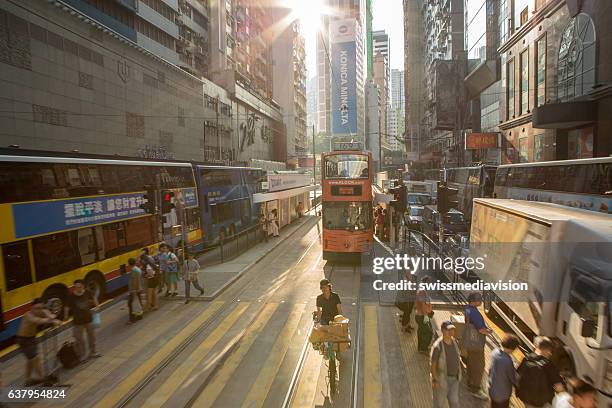 hong kong: tramway à impériale le long de la route hennessy, trafic très fréquenté - hennessy road photos et images de collection