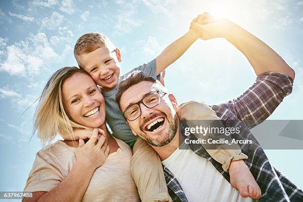 familie ist alles  - mann mit kind auf den schultern stock-fotos und bilder