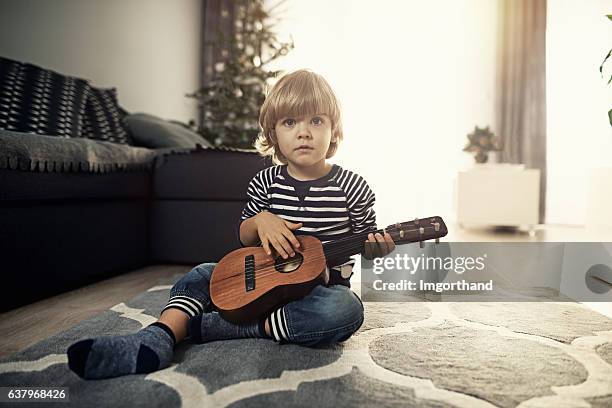 carino bambino di 2 anni che suona la chitarra - 2 3 years foto e immagini stock