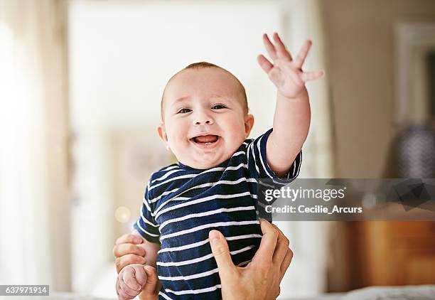 high five! - zwaaien gebaren stockfoto's en -beelden