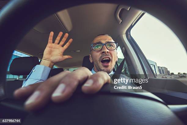 komm, fahre das auto schneller! - man driving anxiously stock-fotos und bilder