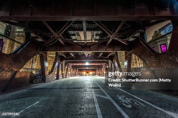 tunnel to the loop - urban road stockfoto's en -beelden