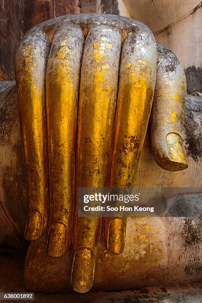 wat si chum of sukhothai, thailand - wat si chum stockfoto's en -beelden