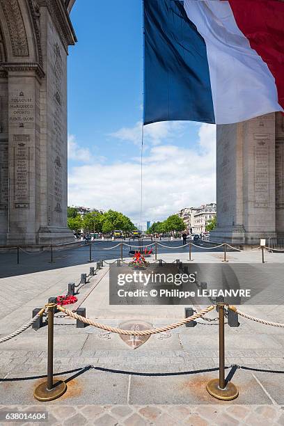 paris - tomb of the unknown soldier under the triumphal arch - tomb of the unknown soldier stock pictures, royalty-free photos & images