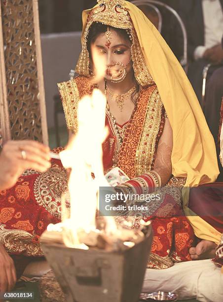 hindu wedding ceremony - hindu wedding ceremony stock pictures, royalty-free photos & images