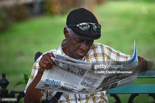 Cuban man reads the Juventud Rebelde newspaper on December 27, 2015 in Havana, Cuba. The newspaper is published by the Unión de Jóvenes Comunistas...