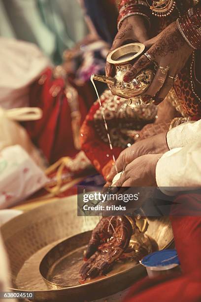 hindu marriage - hindu wedding ceremony stock pictures, royalty-free photos & images