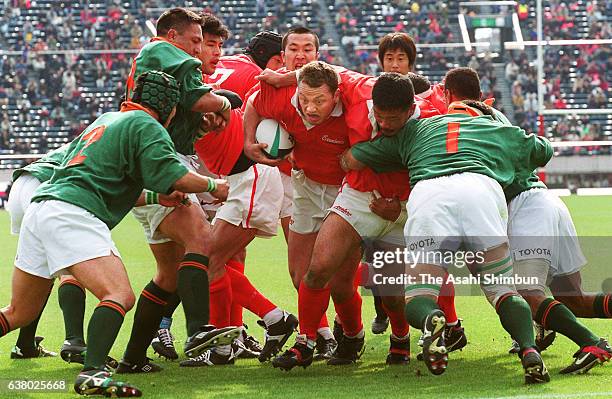 Blair Larsen of Kobe Steel runs with the ball to score his side's first try during the 38th All-Japan Rugby Football Championship Final between Kobe...