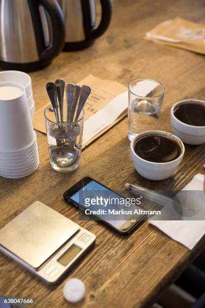 cups and accessories for coffee tasting set on table - berlin weigh in stock-fotos und bilder