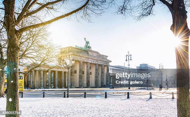 vista em berlin brandenburger tor com neve no sol da manhã - berlim - fotografias e filmes do acervo