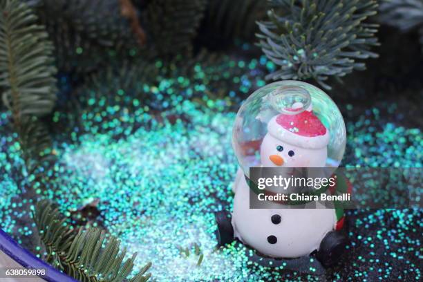 little snowman - funny snow globe 個照片及圖片檔
