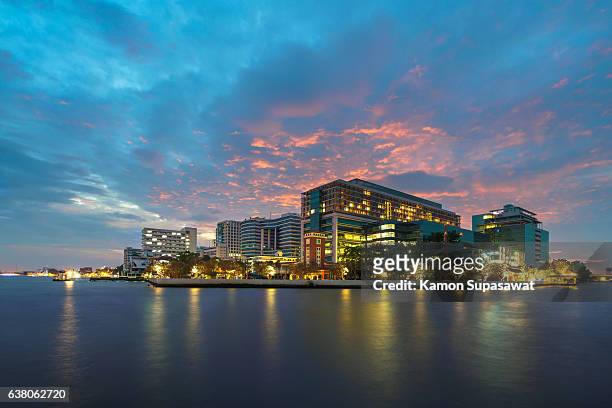 siriraj the greatest hospital in bangkok,thailand with dramatic sky - siriraj hospital - fotografias e filmes do acervo