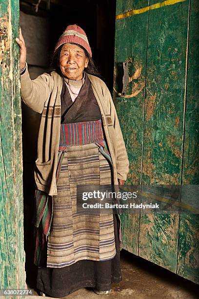 tibetan woman, lo manthang, upper mustang - annapurna beschermd gebied stockfoto's en -beelden