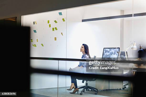 mulheres vendo ideias em notas em estúdio de design à noite - job centre - fotografias e filmes do acervo