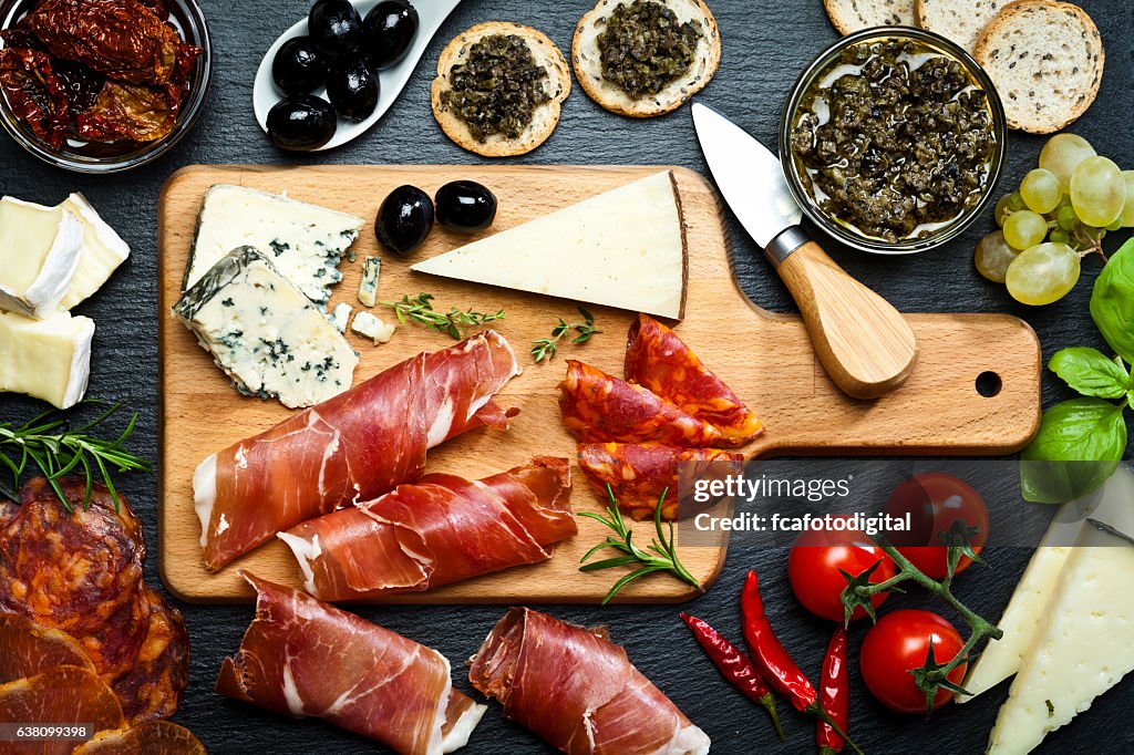 ダークスレートテーブルのおいしい前菜