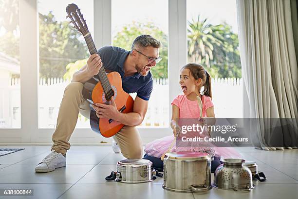 we're in trouble when mom gets home - plucking an instrument 個照片及圖片檔