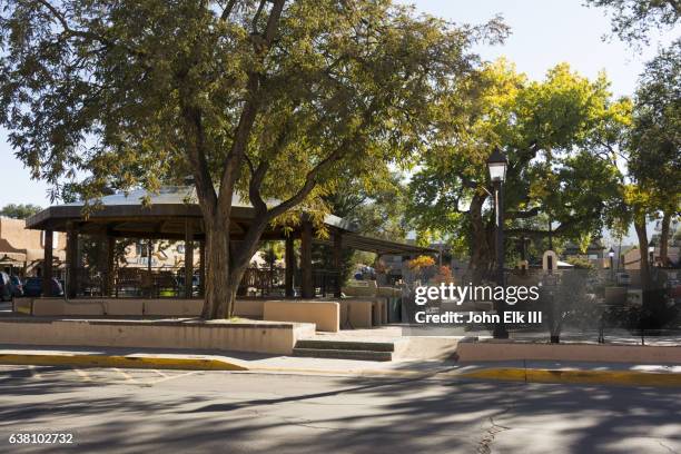 new mexico, taos, historic taos plaza - taos stockfoto's en -beelden