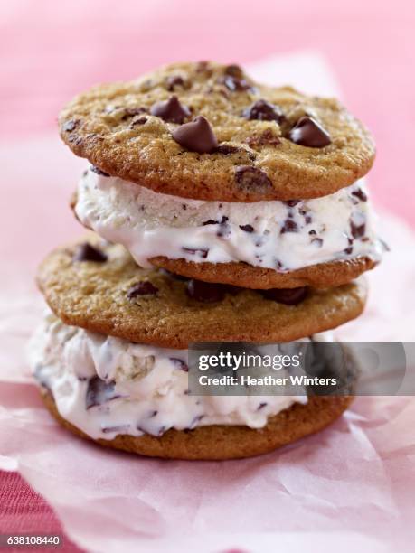 ice cream cookie sandwiches stacked - sorvete chocolate chip - fotografias e filmes do acervo