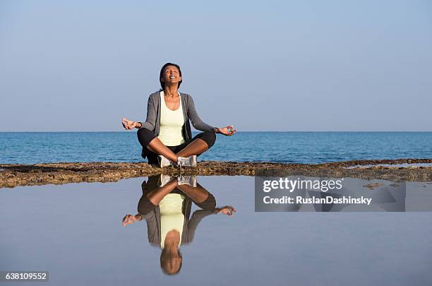 950 Posture Du Demi Lotus Stock Photos, High-Res Pictures, and Images