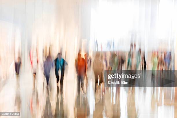 multitud de personas caminando - art gallery people fotografías e imágenes de stock