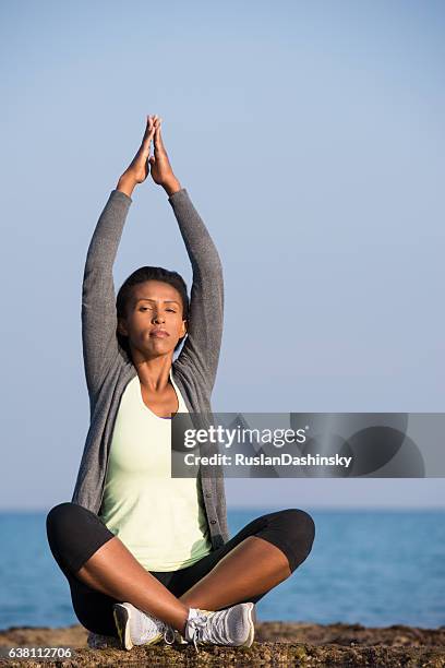 950 Posture Du Demi Lotus Stock Photos, High-Res Pictures, and Images