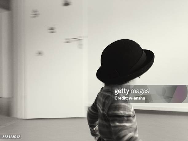 a kid with a black homburg hat - chapéu homburg - fotografias e filmes do acervo